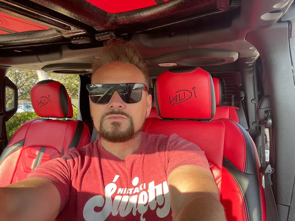 Gwiazdor disco polo Valdi stworzył własną bestię za ponad 600 tysięcy złotych! To wyjątkowy samochód!
